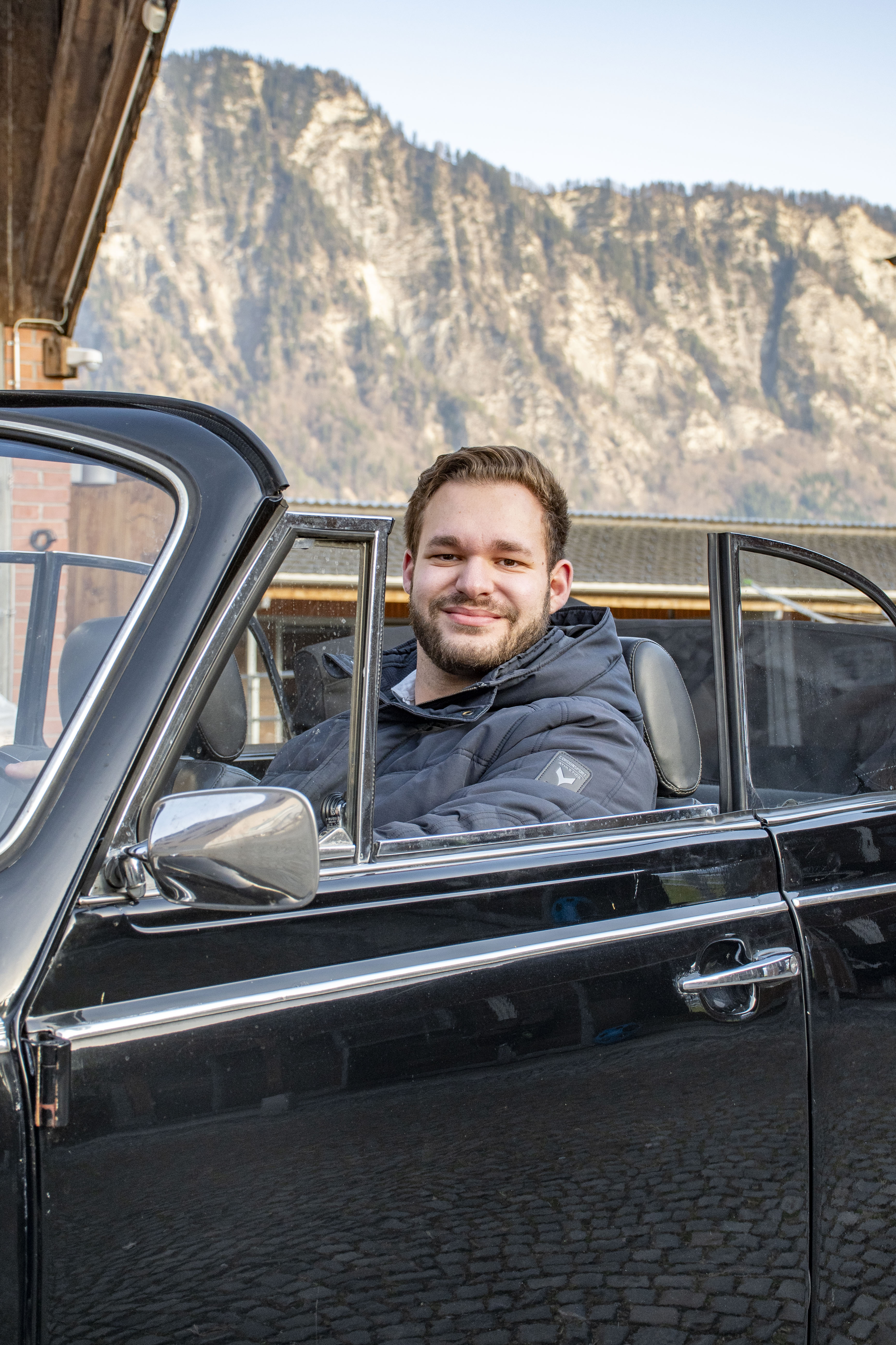 Unterschiedlichen Alters: Flavio Albrecht (27) und sein VW Käfer (52).