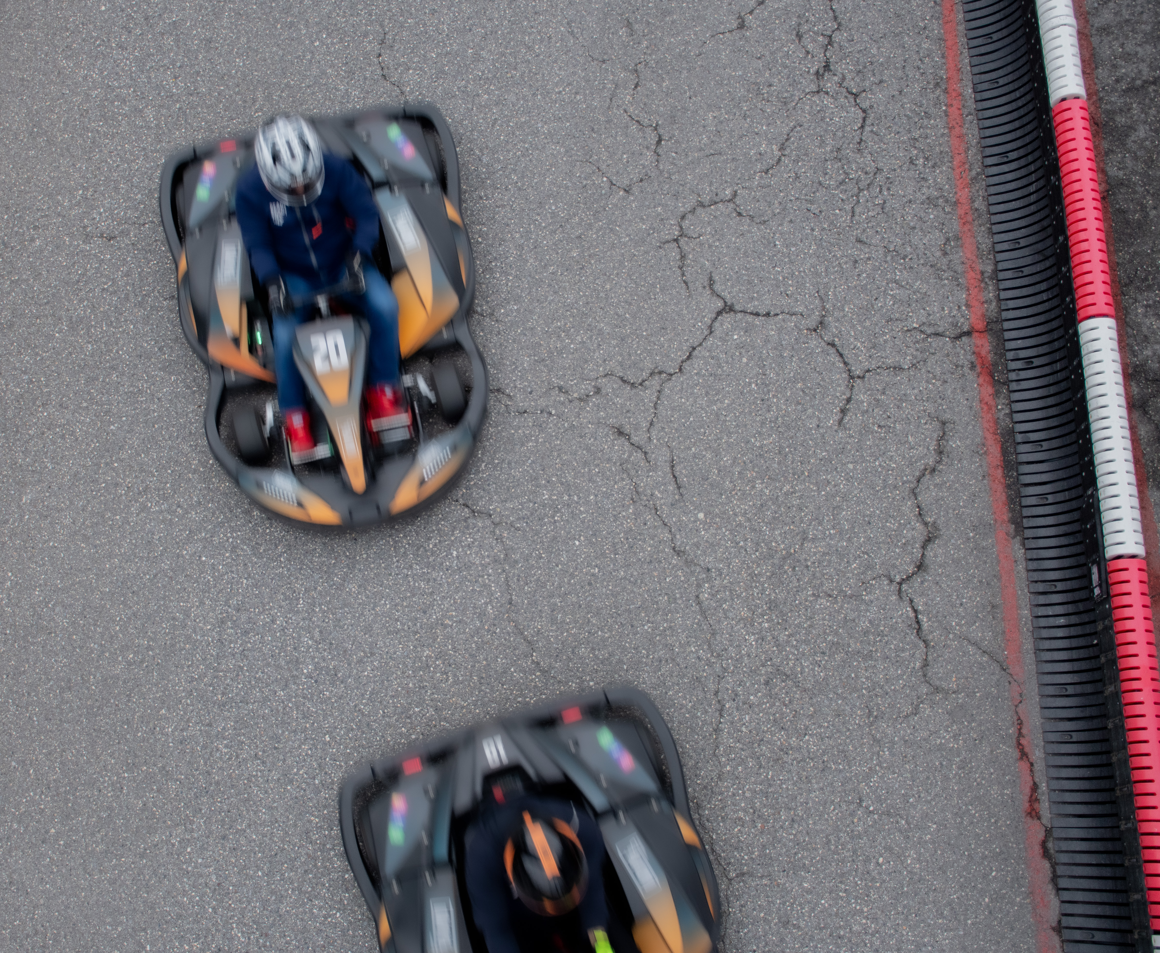 Mit den elektrischen Karts können Geschwindigkeiten bis zu 60 km/h erreicht werden.