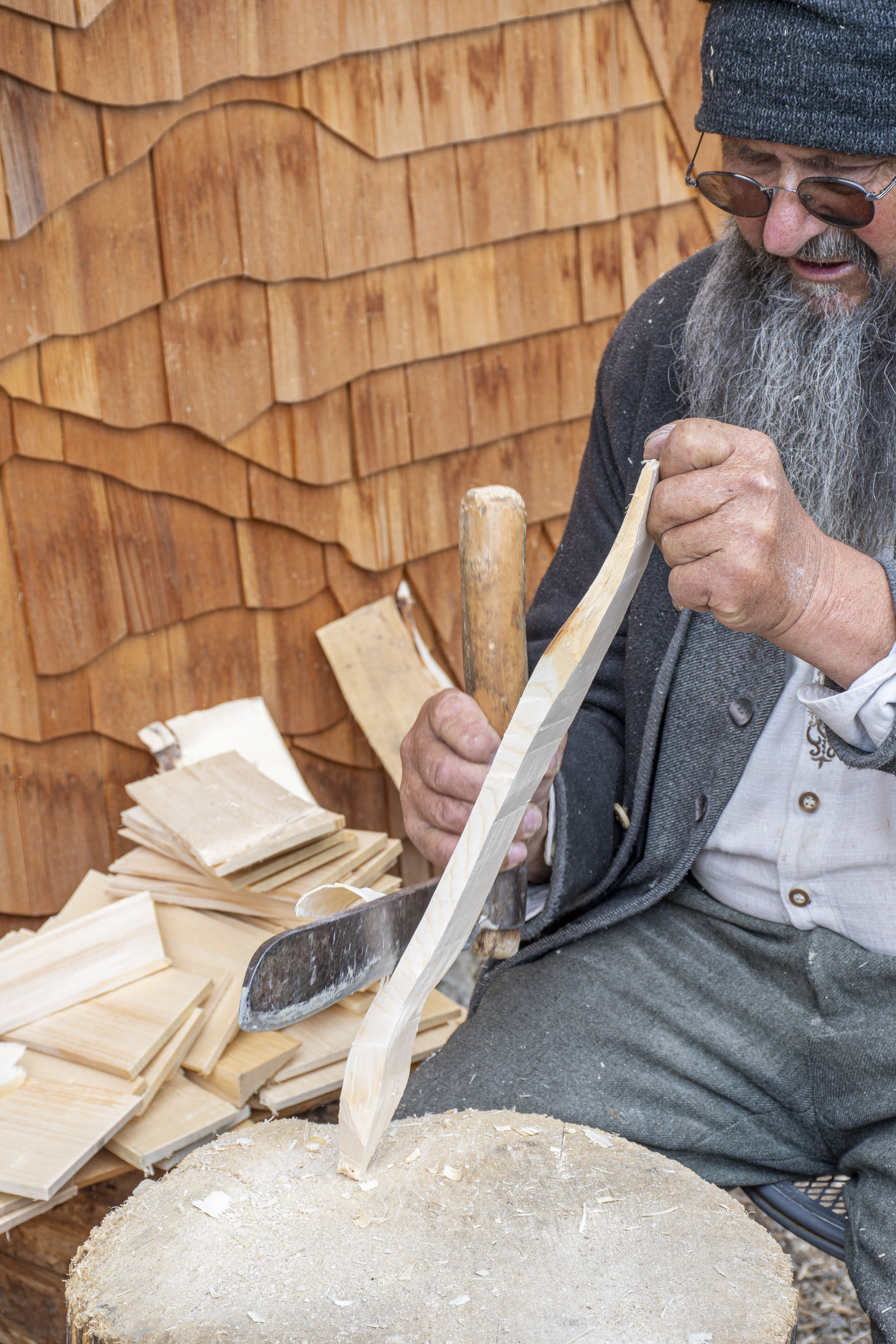 Mit wenigen Handgriffen zum Wunschprodukt: Hans Flütsch weiss genau, wie er das Holz bearbeiten muss.