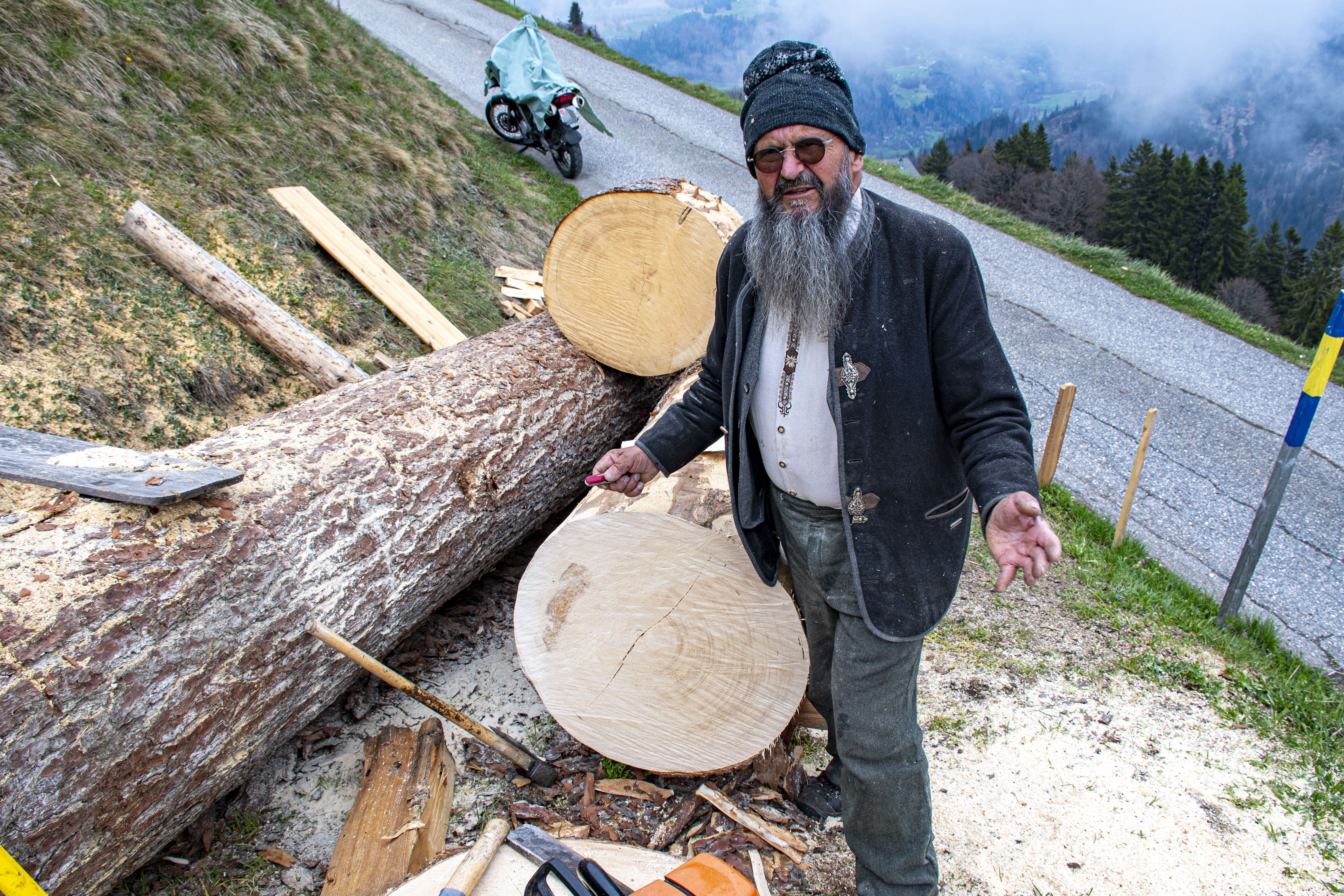 Nicht irgendein Holz: Hans Flütsch weiss genau, welche Bäume für das Schindelmachen infrage kommen. Hier eine rund 300-jährige Fichte.