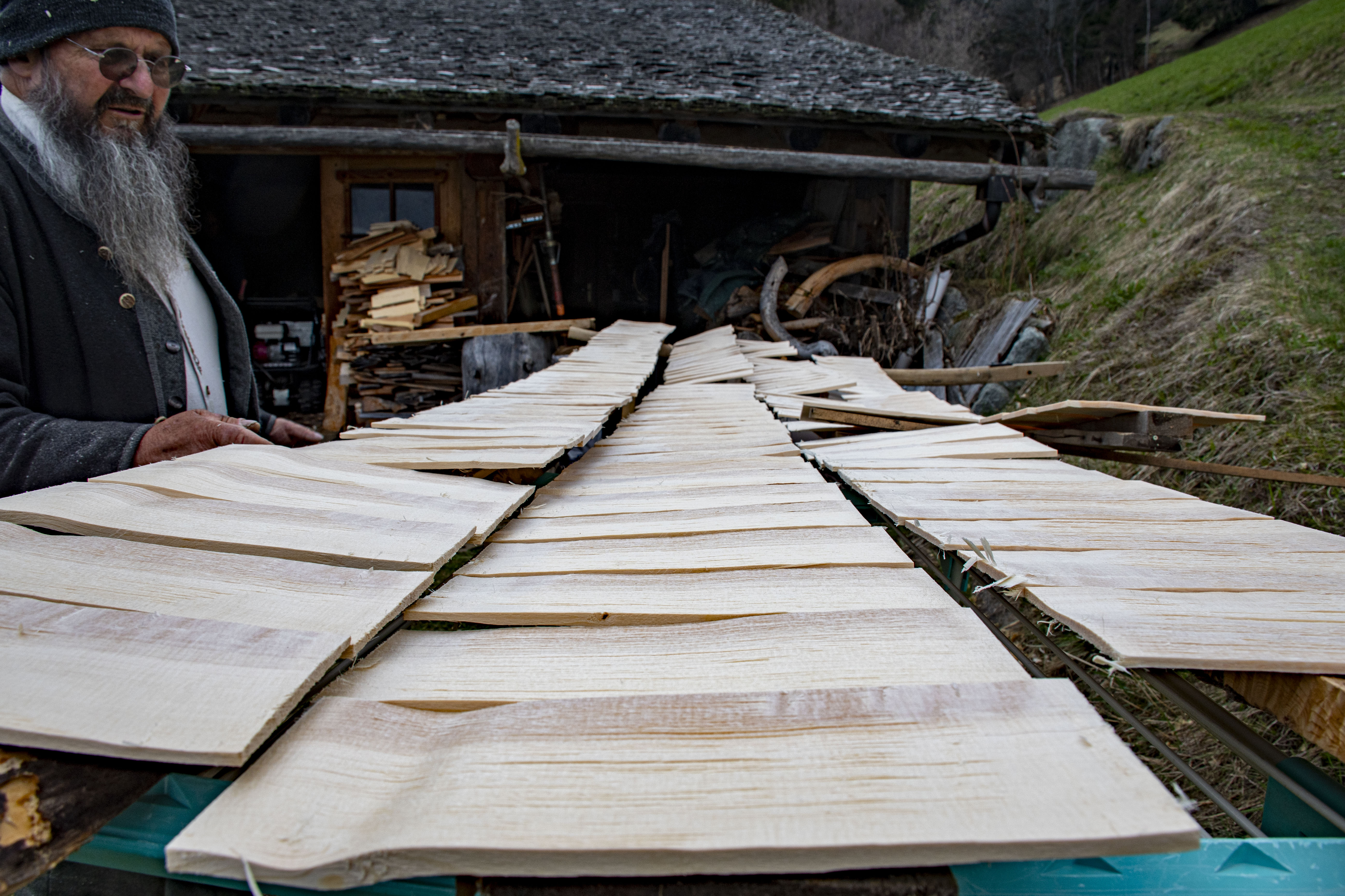 Keine Massenabfertigung: Der Prättigauer legt die Schindeln zum Trocknen an die Sonne.