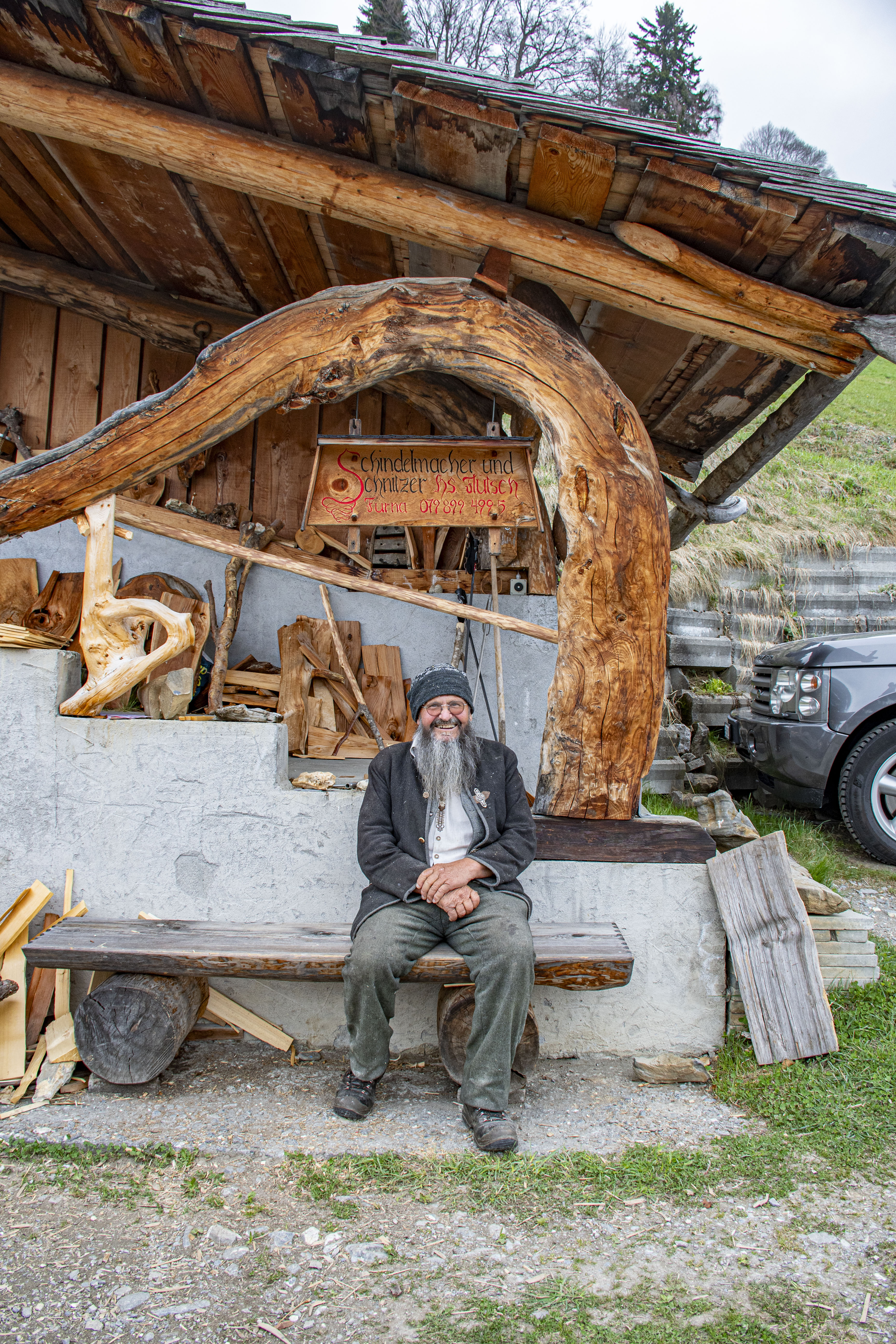 An der frischen Luft: Hans Flütsch arbeitet oft draussen vor seinem Haus.