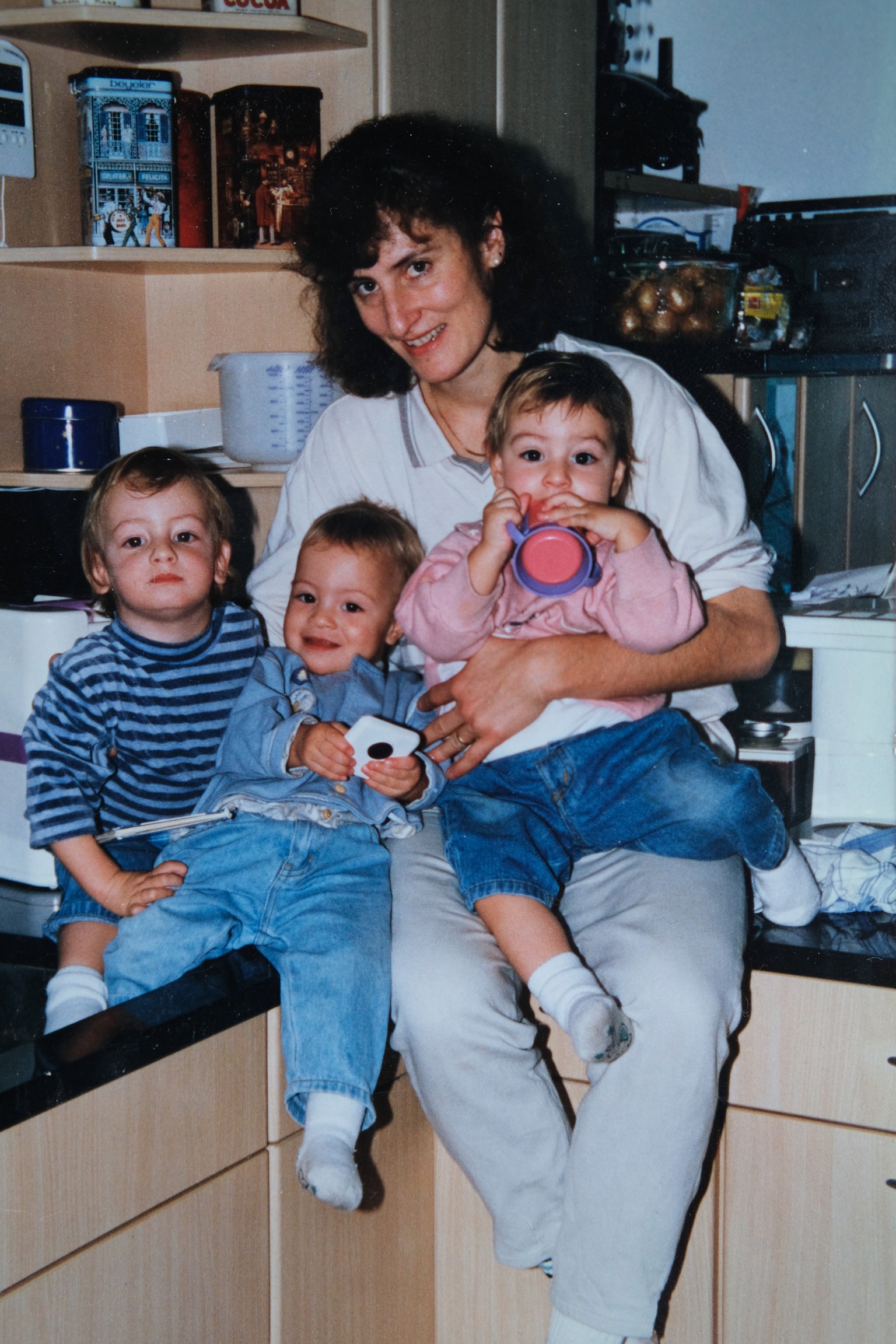 Hausfrau und Mutter: Heike Cortesi hat mit ihren Drillingen alle Hände voll zu tun.