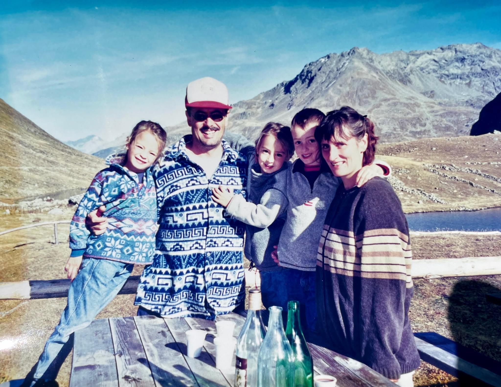 Familienausflug: Mario und Heike Cortesi mit ihren Kindern beim Picknick in den Bergen.
