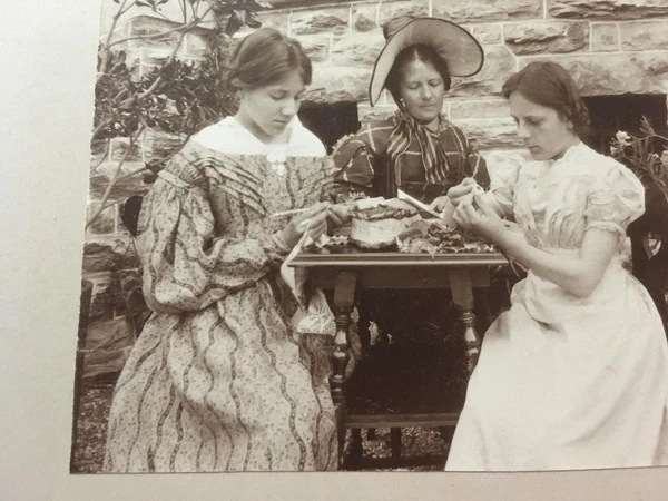 Inga (rechts), die Tochter des Erbauers, mit zwei Tanten im Garten. Sie trägt das Hochzeitskleid ihrer Mutter.
