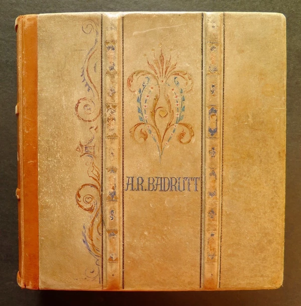 Das zum Kauf angebotene Goldene Buch mit Hunderten von historischen Einträgen.