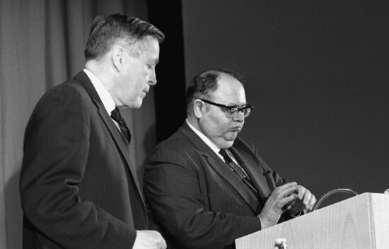 1971: Der berühmte amerikanische Futurologe Herman Kahn (rechts), neben John Kenneth Galbraith prominentester Gast des Symposiums, trägt seine Thesen zur Entwicklung der nächsten dreissig Jahre vor.