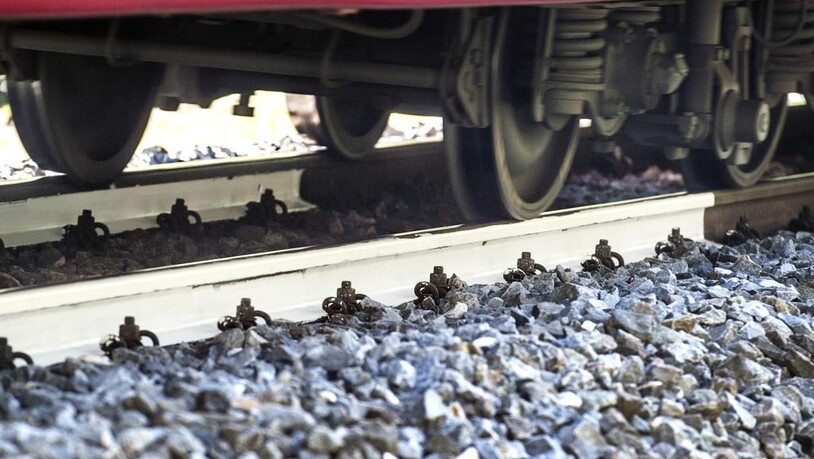 Durch die weiss bemalten Gleise möchte die Rhätische Bahn testen, ob sich das Gleis bei hohen Temperaturen weniger erhitzt.