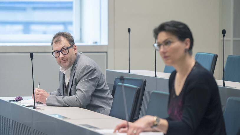 Im Grossratssaal in Chur informieren Regierungsrat Peter Peyer (links) und Marina Jamnicki, Kantonsärztin (rechts), über den aktuellen Stand in der Bewältigung der Coronapandemie.