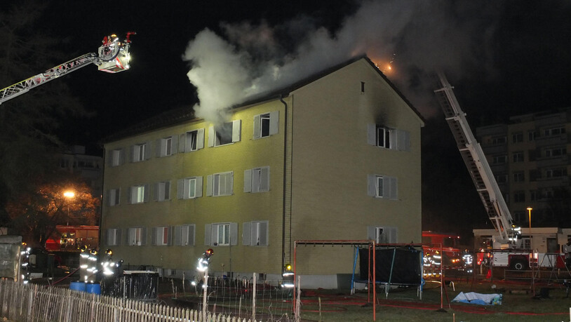  Rund 50 Feuerwehrangehörige, ein Rettungswagen und mehrere Polizeipatrouillen standen im Einsatz. Bild Kantonspolizei St. Gallen