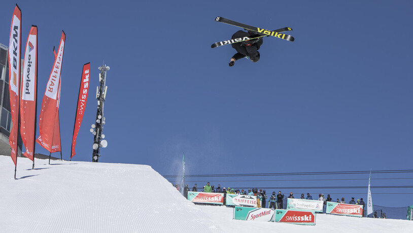 Hoch hinaus: Sieger Joel Gisler in Laax. Bild swiss-ski
