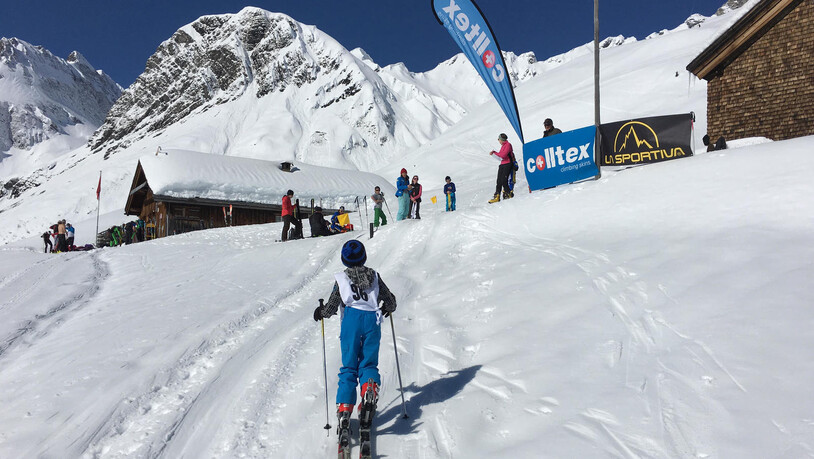 Mit acht Jahren der jüngste Teilnehmer: Marco Elmer kurz vor dem Ziel. Bild Skiclub Elm
