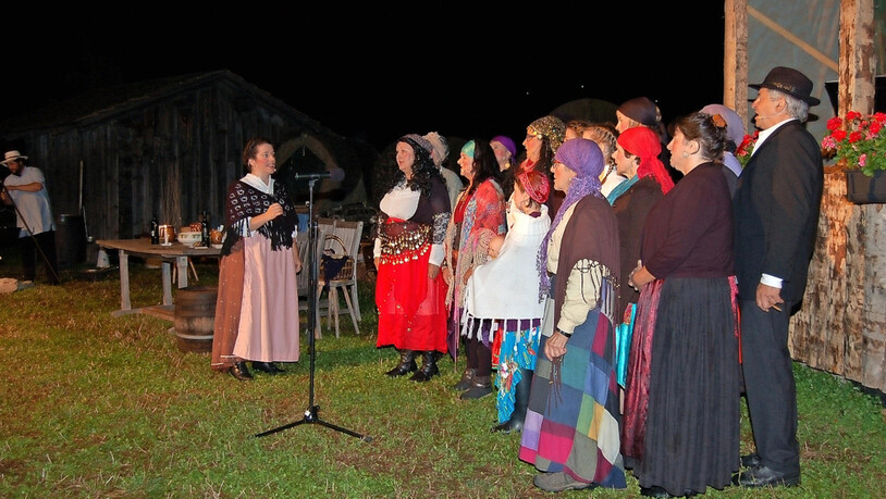 Der Chor der Theatergruppe Klosters-Serneus singt an der Premiere  von «Spaats Glück».