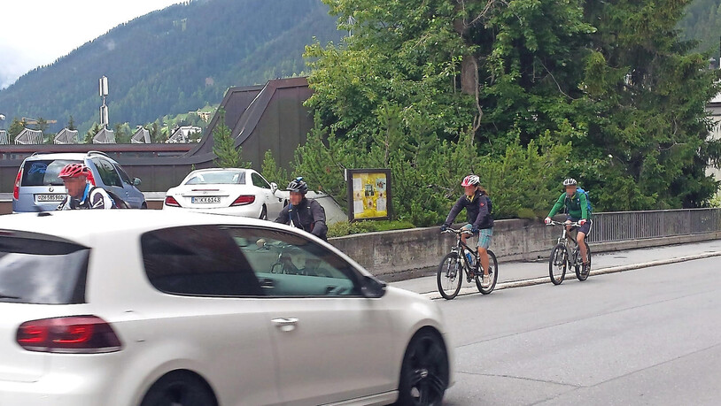 Trotz Verbots sind auf der Davoser Promenade Velofahrer im Gegenverkehr unterwegs. 