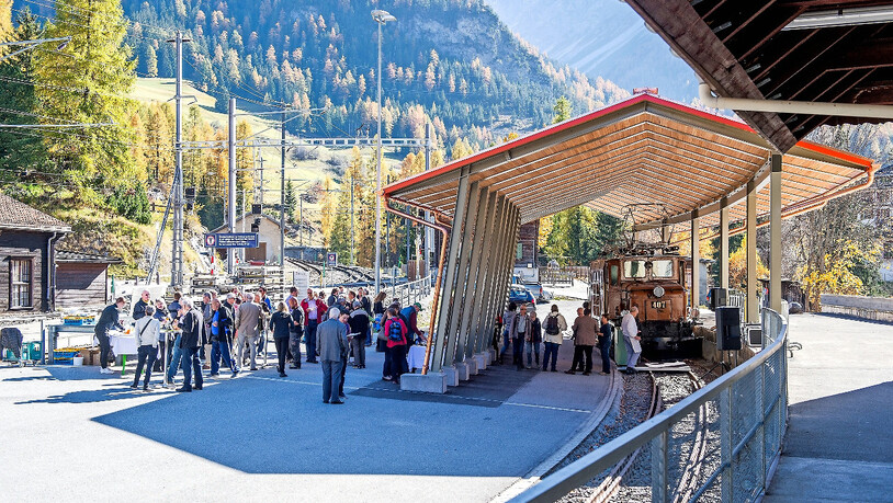 Zahlreiche Besucher sind an die Eröffnung des Lok-Understandes nach Bergün gereist.