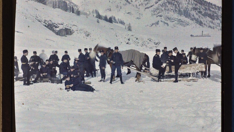 Soldaten beim Mittagsbivak in Samedan am 21. Dezember 1914