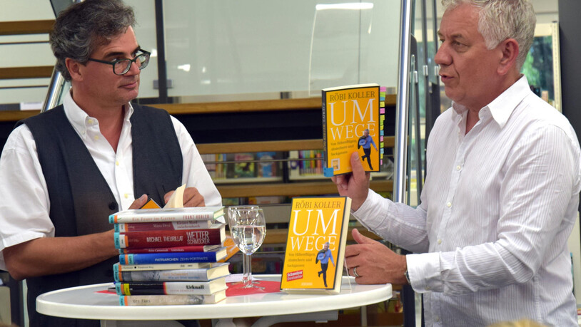Witziges Gespann: Urs Heinz Aerni (links) befragt Röbi Koller in der Bibliothek Uznach zu seinem Buch «Umwege».