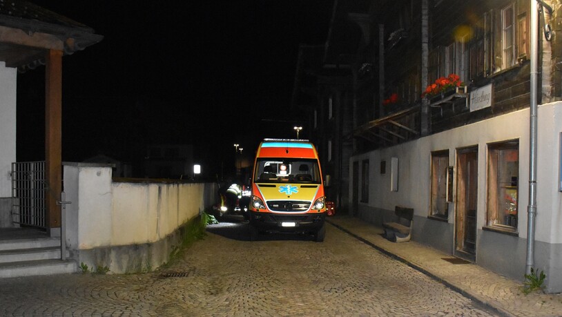 Die Ambulanz brachte den Verletzten ins Spital Ilanz.