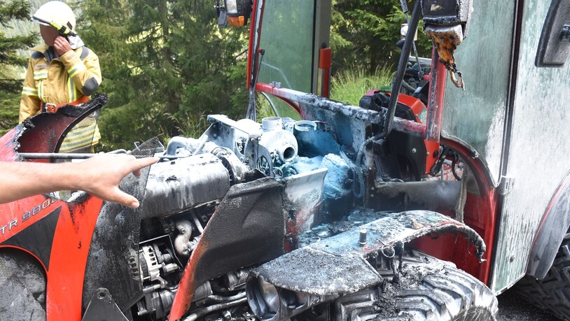 Ein Traktor brannte in Camuns in der Val Lumnezia aus.