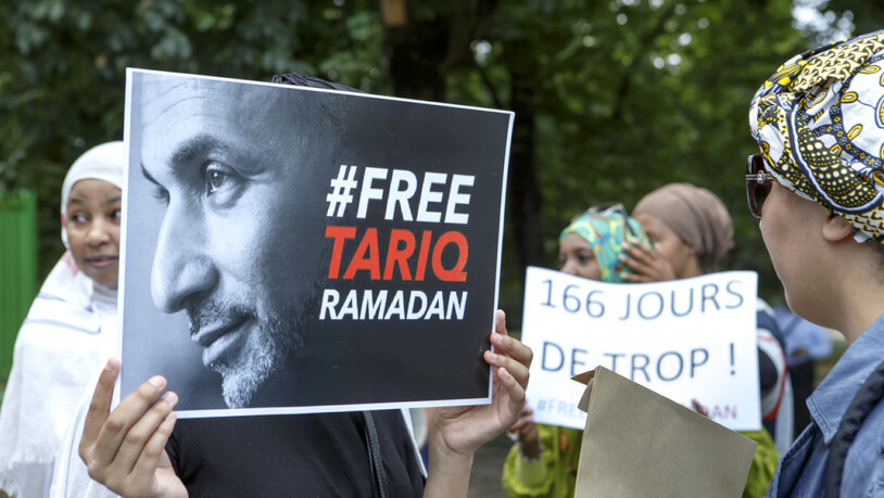 Dutzende Menschen demonstrieren in Genf ihre Unterstützung für den Islamwissenschaftler Tariq Ramadan.