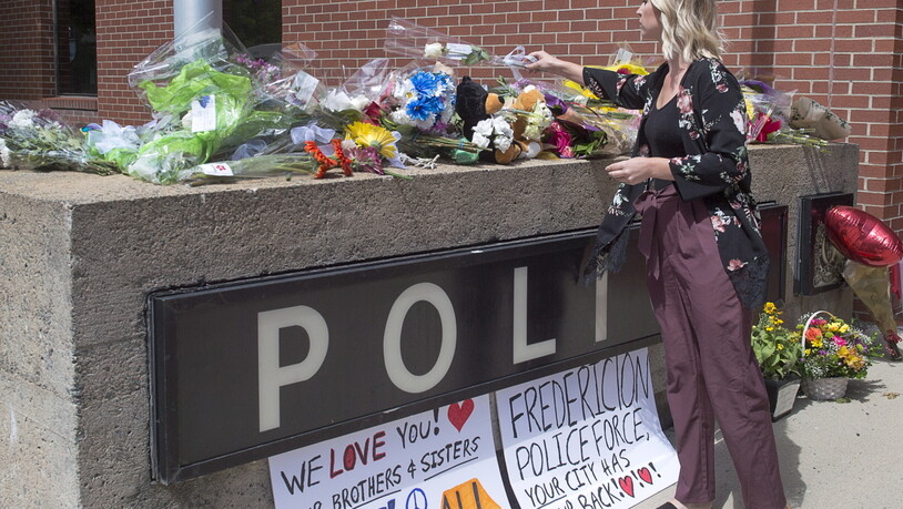 Blumen vor der Polizeistation in Fredericton für die zwei getöteten Polizisten.