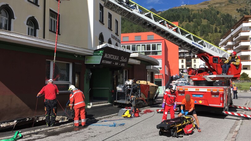 Die Feuerwehr Davos konnte den Maschinisten mit einer Autodrehleiter bergen. KANTONSPOLIZEI GRAUBÜNDEN