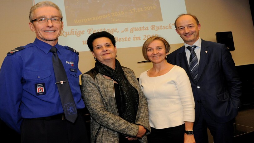 Polizei Kdt Ueli Caluori mit Standespräsidentin Tina Gartmann-Albin, Gmd-ratspräsidentin Anita Mazzetta und Stapi Urs Marti.