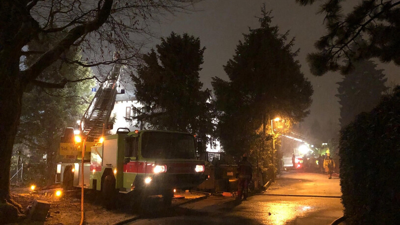 Löscheinsatz: Die Feuerwehr bekämpft den Brand in Küsnacht.