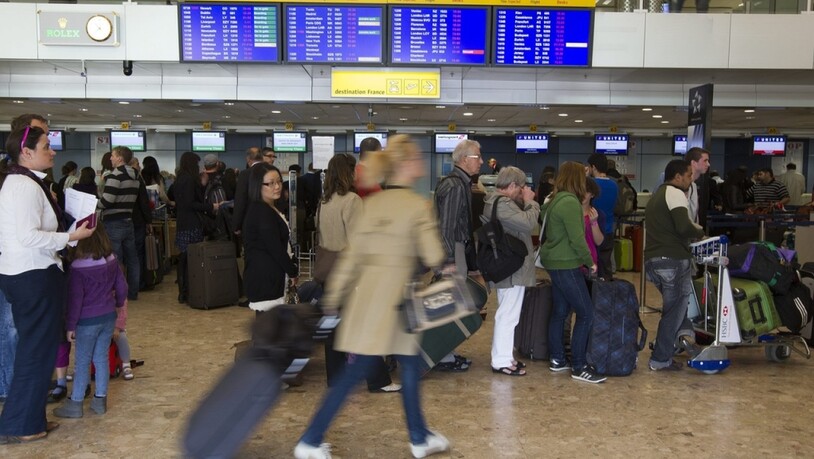 Passagiere in Genf-Cointrin: Das Serviceunternehmen ISS Facility Services hat in einem Rechtsstreit mit dem Flughafen einen Teilsieg errungen. (Archiv)