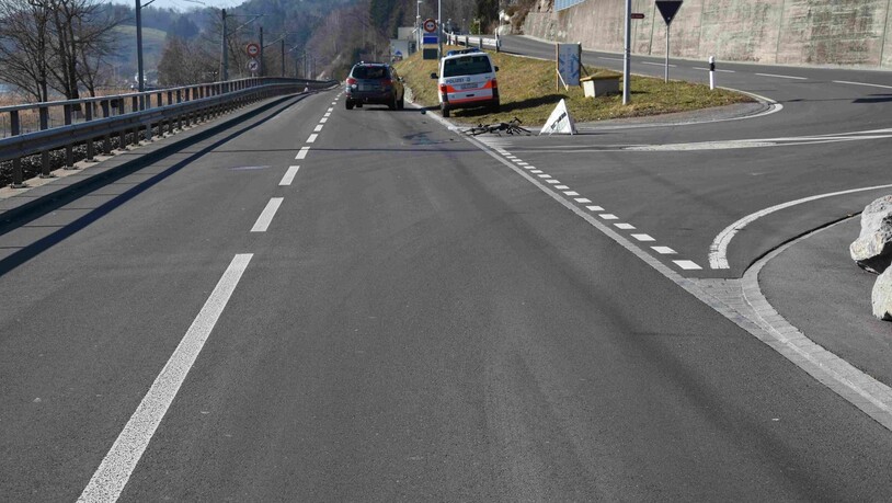 Der Unfall zwischen einem Auto- und einem Velofahrer ereignete sich an der Einmündung der Neuen Eschenbacherstrasse.