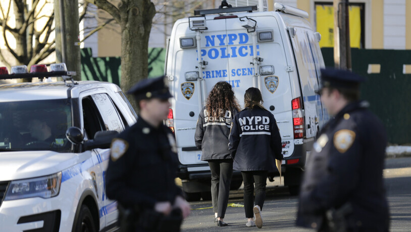 New Yorker Polizei am Donnerstag auf Staten Island nahe dem Ort, wo Mafiaboss Francesco "Frank" Cali getötet wurde.