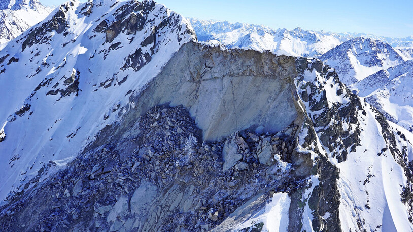 Die Anrissstelle am nordwestlichen Gipfelhang ist über 100 Meter breit.