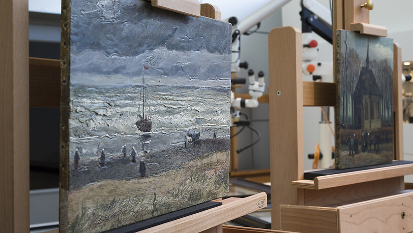Die Gemälde "Strand von Scheveningen" aus dem Jahr 1882 und "Die Kirche von Nuenen mit Kirchgängern" von 1884/85 kehren am Mittwoch nach aufwendiger Restaurierung in das Van-Gogh-Museum zurück.
