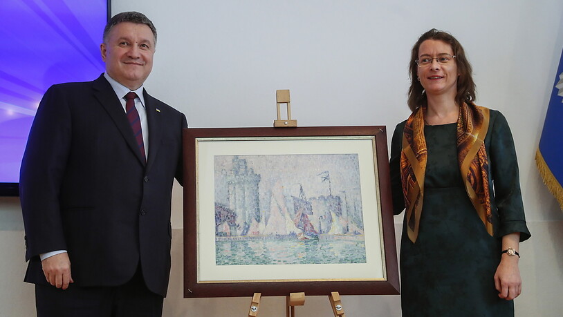 Die Ukraine hat ein gestohlenes Bild des Künstlers Paul Signac im Wert von etwa 1,5 Millionen Euro an Frankreich zurückgegeben. "Das ist Balsam auf die Wunde nach dem Feuer von Notre-Dame", sagte Frankreichs Botschafterin Isabelle Dumont (rechts) bei der…