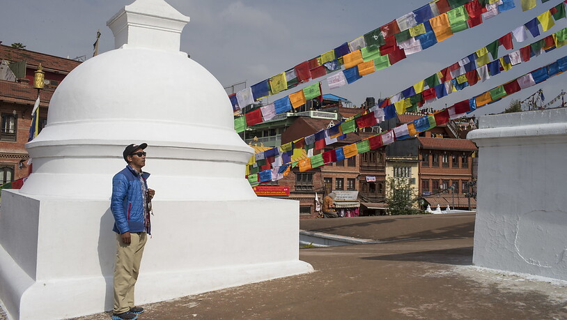 Der 49-jährige Kami Rita Sherpa betet bei der Bauddhanath Stupa in der nepalesischen Hauptstadt Kathmandu, vor seiner 23. Everest-Expedition. (Archivbild)