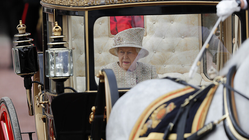 Die britische Königin Elizabeth II. hat am Samstag in London ihren 93. Geburtstag mit der Militärparade "Trooping the Colour" gefeiert.