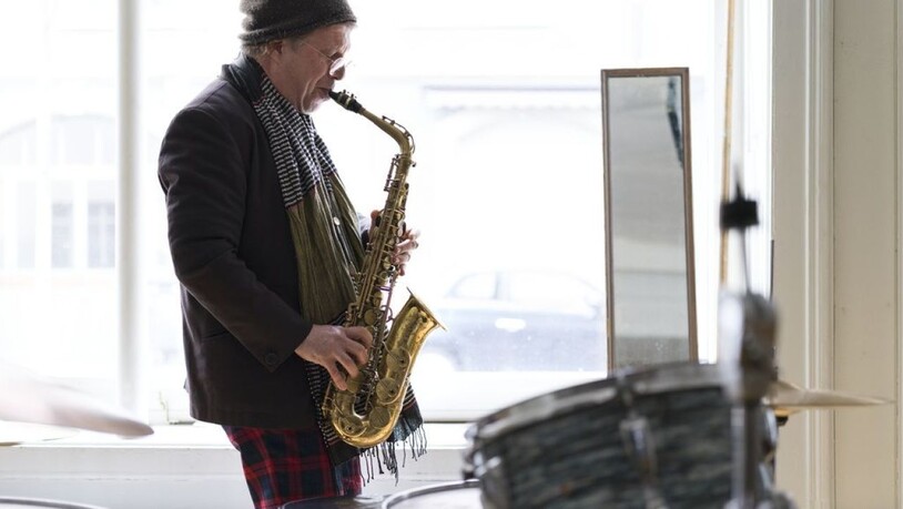 Omri Ziegele ist Saxofonist, Bandleader, Veranstalter und Vermittler in Sachen Free Music und Jazz.