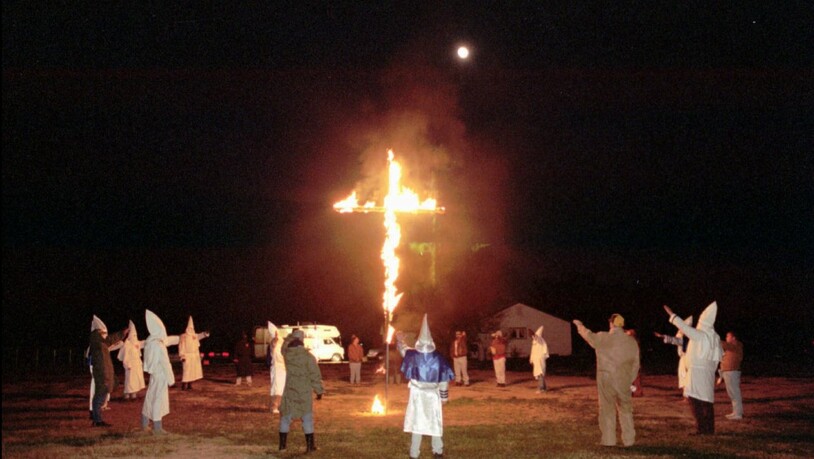 Wie beim rassistischen Ku Klux Klan: Ein 38-jähriger US-Amerikaner hatte 2017 mit einem Komplizen ein Holzkreuz gebaut und angezündet. (Symbolbild)