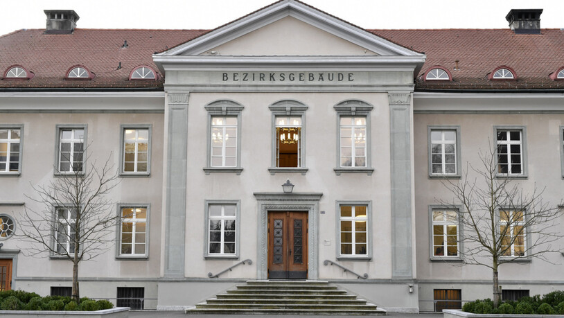 Vor dem Bezirksgericht in Bülach ZH werden zwei Mordtaten verhandelt. Die Anklägerin beantragt lebenslänglich für alle drei Beschuldigten und zudem Verwahrung für den Hauptangeklagten. (Archivbild)