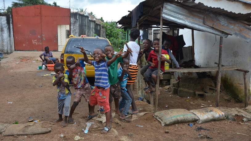 Müll und prekäre hygienische Bedingungen stellen in den Slums von Monrovia ein grosses Problem das – diese Kinder scheint das nicht zu stören.