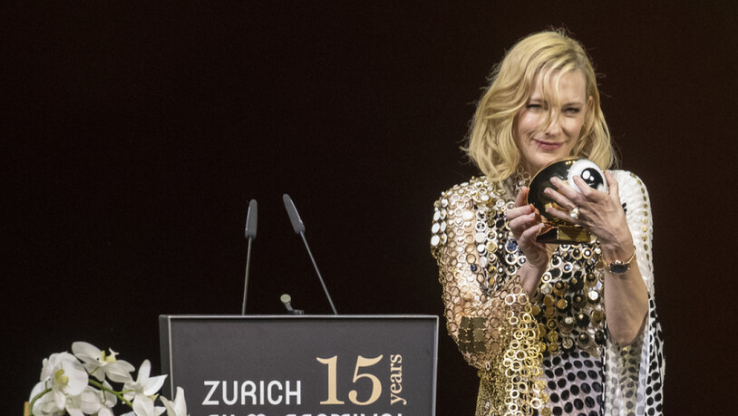 Die australische Schauspielerin Cate Blanchett freut sich über die "verrückte" Idee des Zurich Film Festivals, ihr den "Golden Icon Award" zu verleihen. (Keystone/Ennio Laenza)