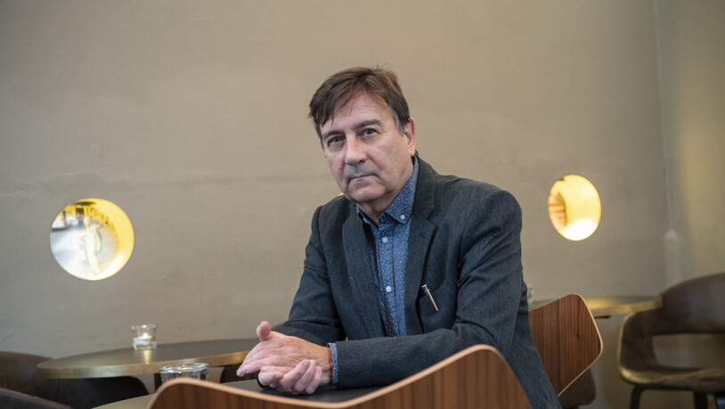 Der Verleihung des Schweizer Buchpreises am 10. November schaut Alain Claude Sulzer gelassen entgegen. Nur schon der Platz auf der Shortlist wirke verkaufsfördernd, sagt er. Mit seinem Werk "Unhaltbare Zustände" ist er als einziger Mann neben vier…