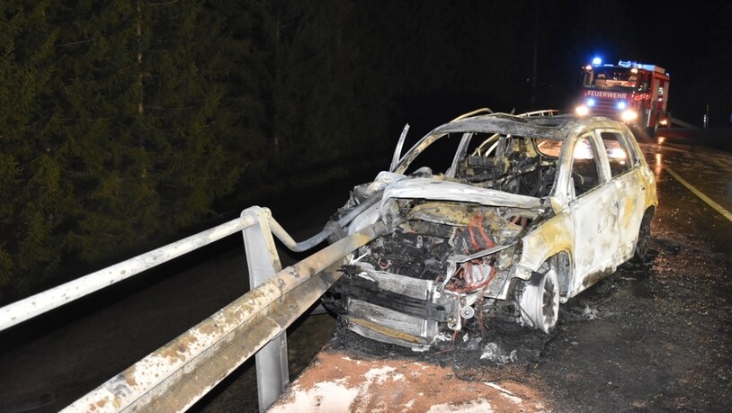 Völlig ausgebrannt konnten sich die beiden Autoinsassen vor einer Woche ins Freie retten. Für den Beifahrer bedeutete der Unfall nun den Tod.