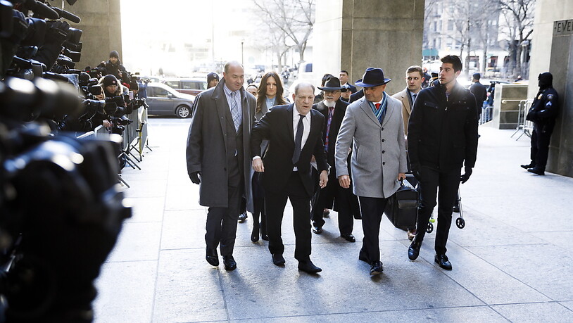Der ehemalige Hollywood-Mogul Harvey Weinstein (2.v.l.) trifft mit seinen Anwälten am Gericht in New York ein. Der Vergewaltigungsprozess gegen den 67-Jährigen startete in seinen inhaltlichen Teil mit den Eröffnungsplädoyers von Anklage und Verteidigung.