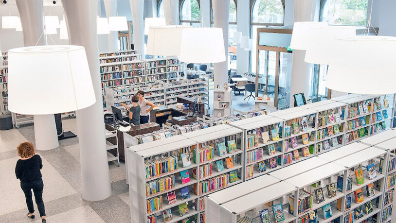 Die Stadtbibliothek Chur lädt seit Kurzem auch zum Kaffeetrinken und Deutschsprechen ein.