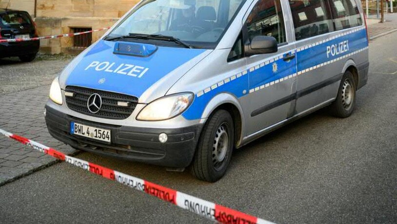 Nach dem Fund dreier Leichen in einem Wohnhaus im baden-württembergischen Holzgerlingen untersucht die Polizei den Fundort. (Symbolbild)