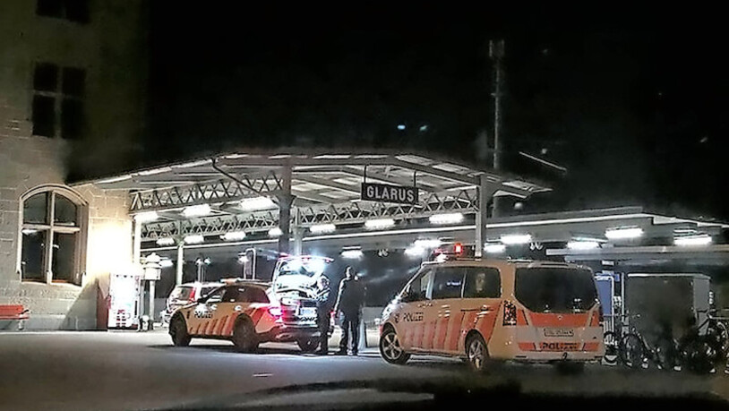 Einsatz am Bahnhof Glarus: Anstelle der bisher üblichen Doppelbesatzung kommen die Polizisten alleine in einem Fahrzeug zum Einsatzort.