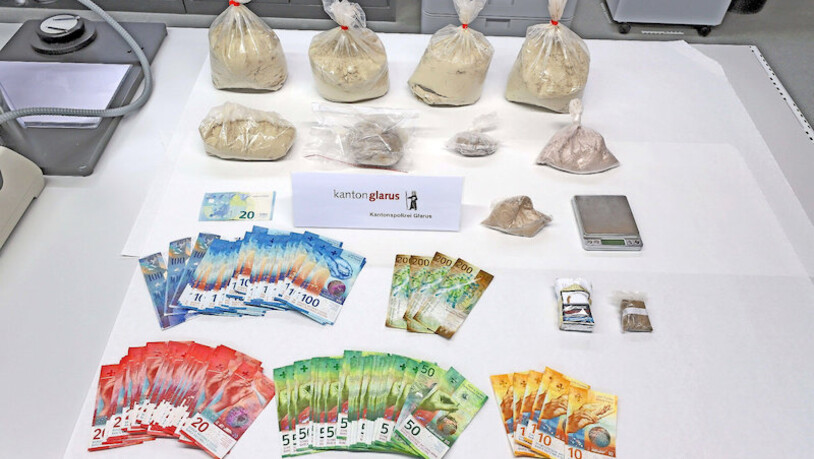 Sichergestellt: Die Kantonspolizei Glarus beschlagnahmt Heroin, Bargeld und 4,6 Kilogramm Schmerzmittel, das zum Strecken des Heroins dient.Bild: Kantonspolizei Glarus