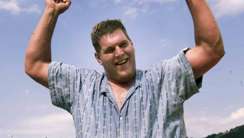 In jungen Jahren schwang er noch nicht im rotbraunen Hemd: Christian Stucki im Sommer 2004 beim Bergkranzfest in Schwarzsee.
