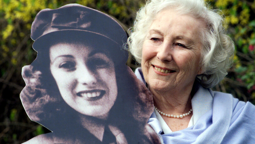 ARCHIV - Die frühere britische Schlagersängerin Vera Lynn steht im Garten des Hotels Savoy, nachdem sie in der landesweiten Umfrage zur Persönlichkeit des Jahrhunderts ernannt wurde. Lynn ist im Alter von 103 Jahren gestorben. Foto: Sean Dempsey/PA Wire…
